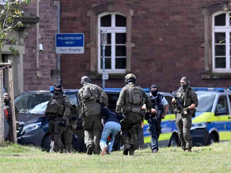 Espulsioni facili, legge sulle armi. La linea dura di Scholz dopo Solingen