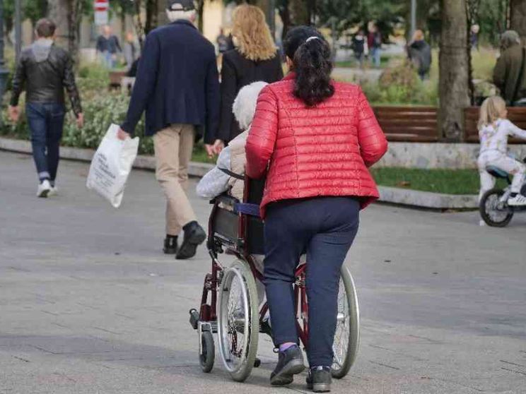 Nel settore del lavoro domestico 200mila colf e badanti invisibili