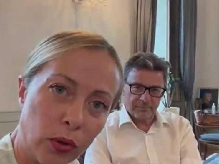 Polverone assegno unico. Meloni e Giorgetti: non lo aboliamo