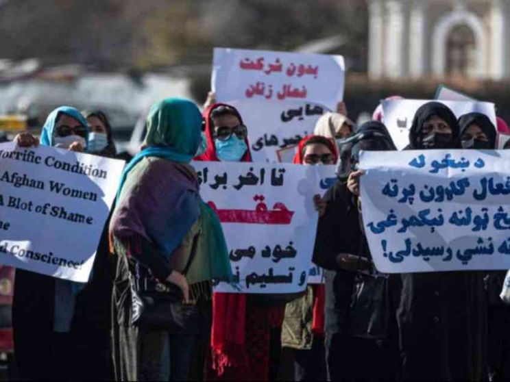 Le donne afghane cantano la resistenza. La protesta anti-taleban invade i social
