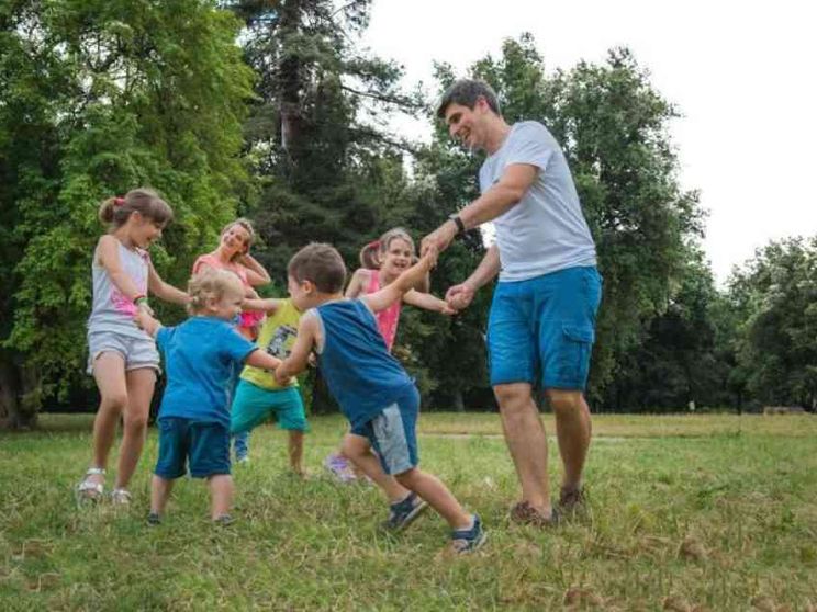 Sono poche e più povere, ma felici. Il segreto delle famiglie numerose d’Italia