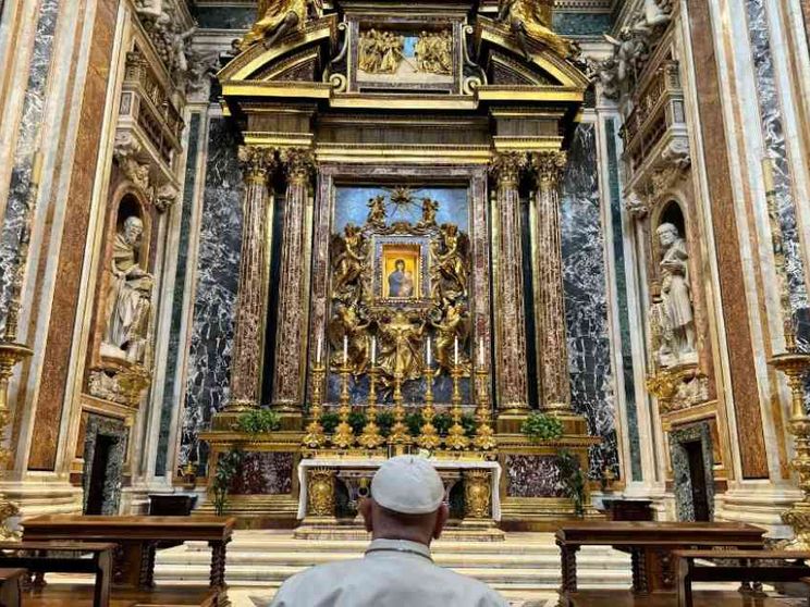 Francesco prega in Santa Maria Maggiore per il viaggio in Asia e Oceania