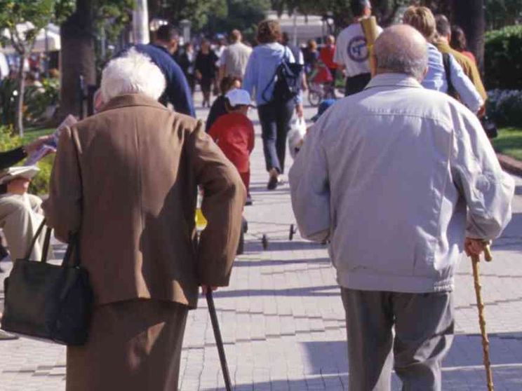 Invecchiare insieme: lui sta benone, lei meno. Perché?