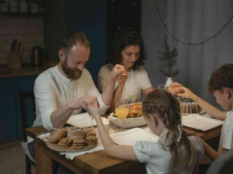 «La famiglia che prega unita resta unita». Riscoprire il Rosario in casa