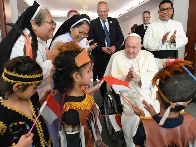 Al via il viaggio del Papa in Asia: subito migranti e rifugiati al centro