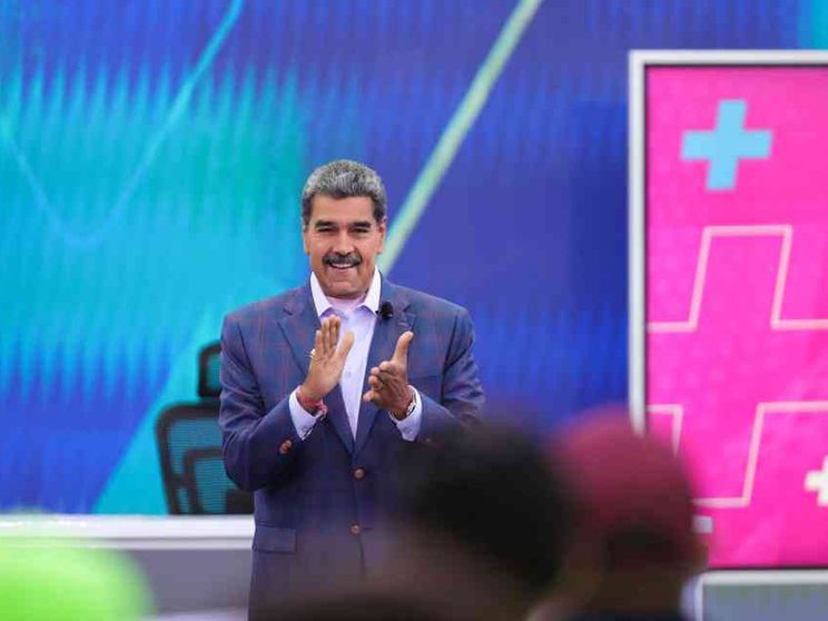 Maduro sposta il Natale al 1° ottobre. I vescovi: «Non si tocchino le feste»