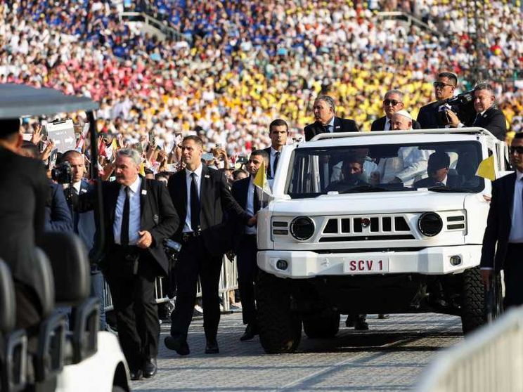 Messa allo stadio con 100mila fedeli: «Predicate il Vangelo e fate chiasso»