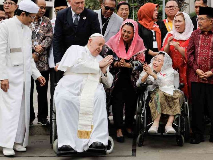Il Papa in moschea: «Nessuno ceda a integralismo e violenza»