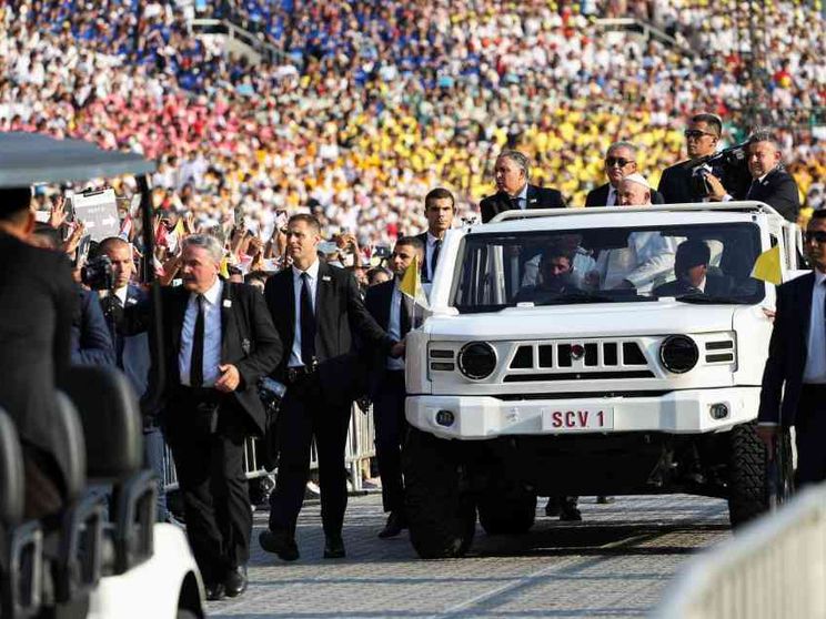 Messa allo stadio con 100mila fedeli: «Predicate il Vangelo e fate chiasso»