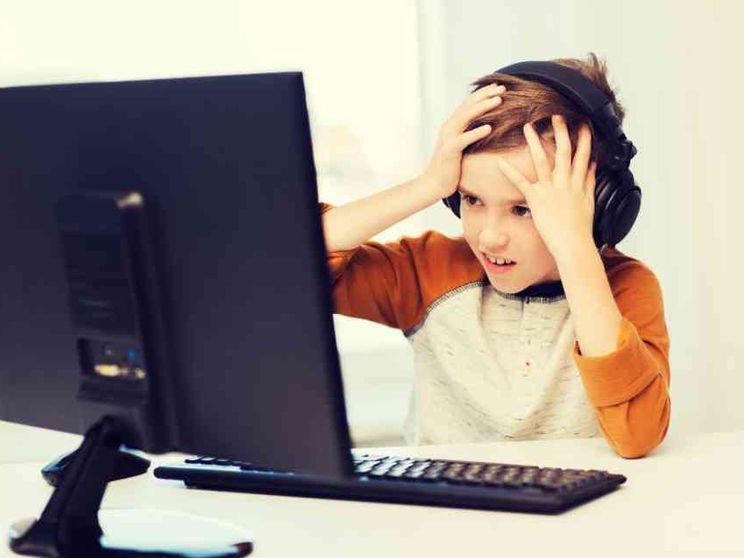 Le Big Tech corrono ai ripari contro l'abuso social dei giovani