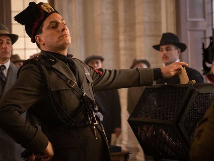 In "M - Il figlio del secolo" l'oscena, tragica seduzione del Duce