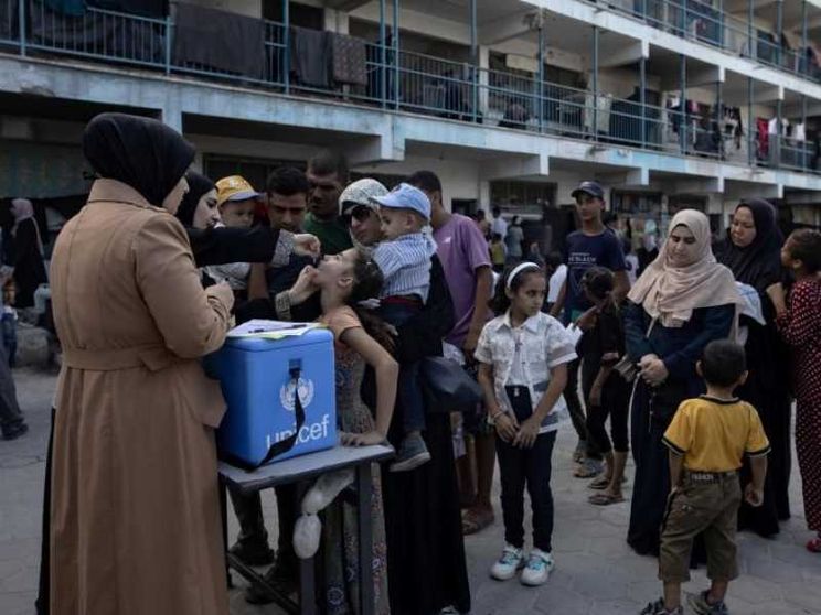 Gaza senza scuola, la maestra Israa riporta tra i banchi i piccoli profughi