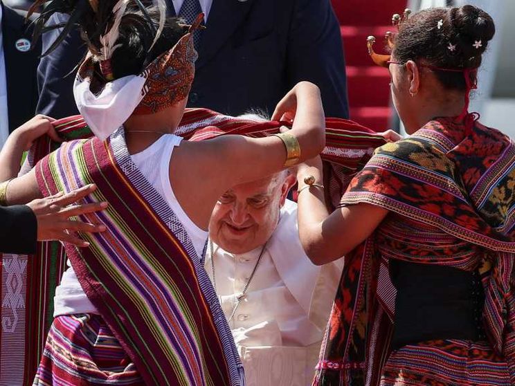 Il Papa atterrato a Dili. La folla festante lo accoglie