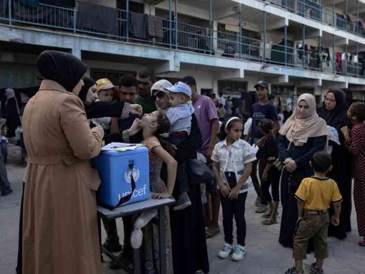 Gaza senza scuola, la maestra Israa riporta tra i banchi i piccoli profughi