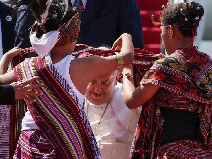 Il Papa atterrato a Dili. La folla festante lo accoglie
