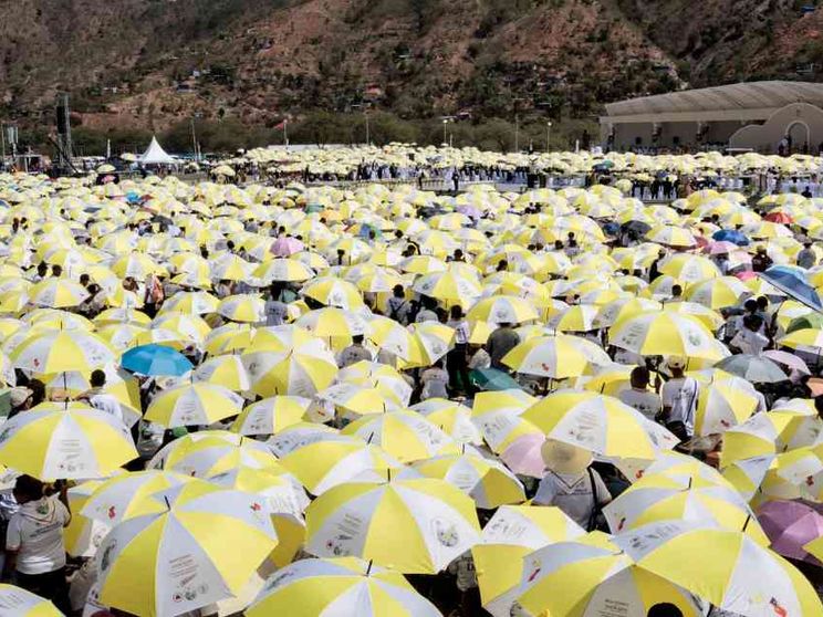 In 600mila alla messa del Papa. "Attenti a chi vuole cambiarvi la cultura"