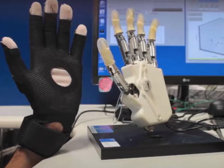 Funziona la prima mano robotica a controllo magnetico