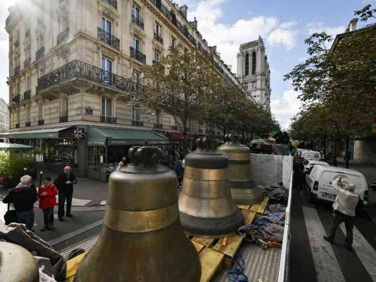 In fila sui tir attraverso Parigi: così le campane sono ritornate a Notre-Dame