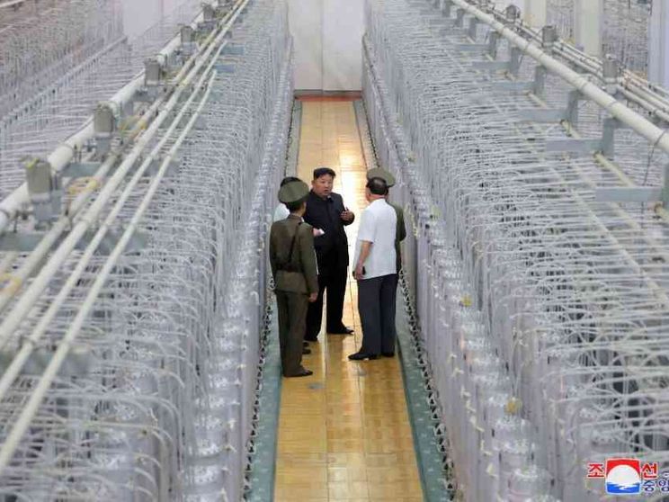 Kim svela per la prima volta gli impianti per arricchire l'uranio