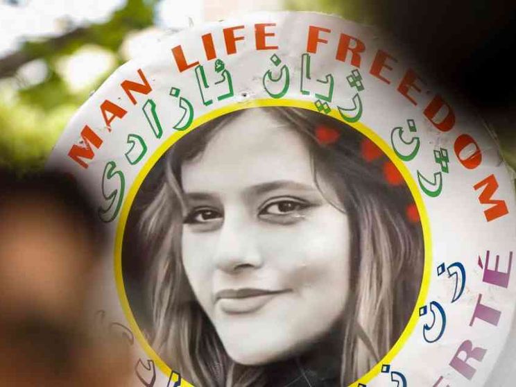 Due anni dopo Mahsa non è morta. Il mondo resta con le donne dell'Iran