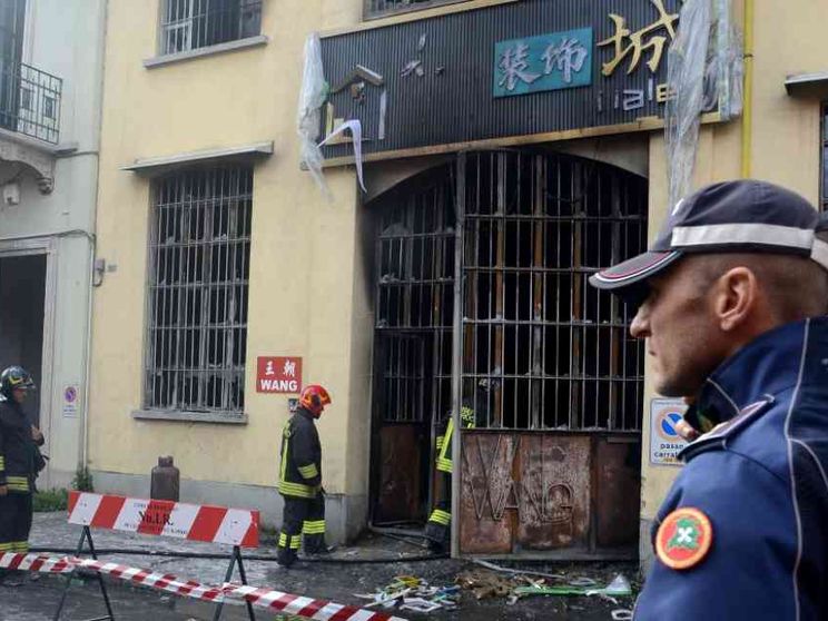 Rogo nel magazzino. Morti tre ragazzi cinesi