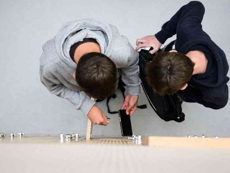 Proibire sposta solo il problema