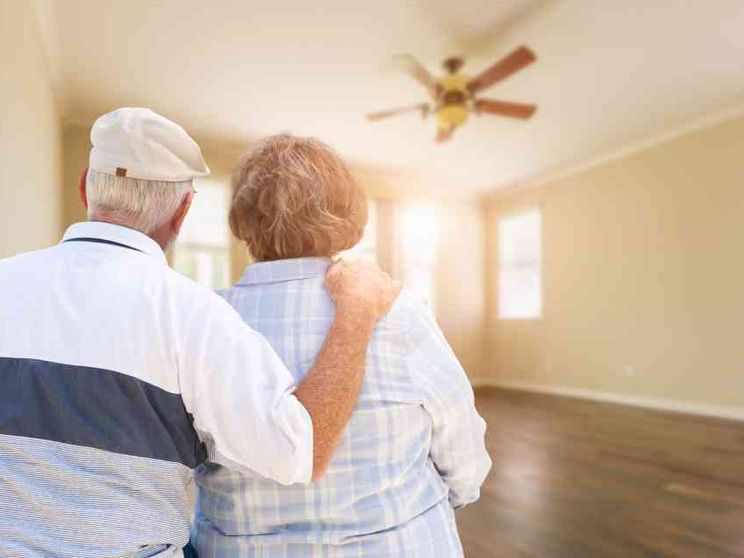 Boom della nuda proprietà: sempre più anziani vendono per pagare l'assistenza