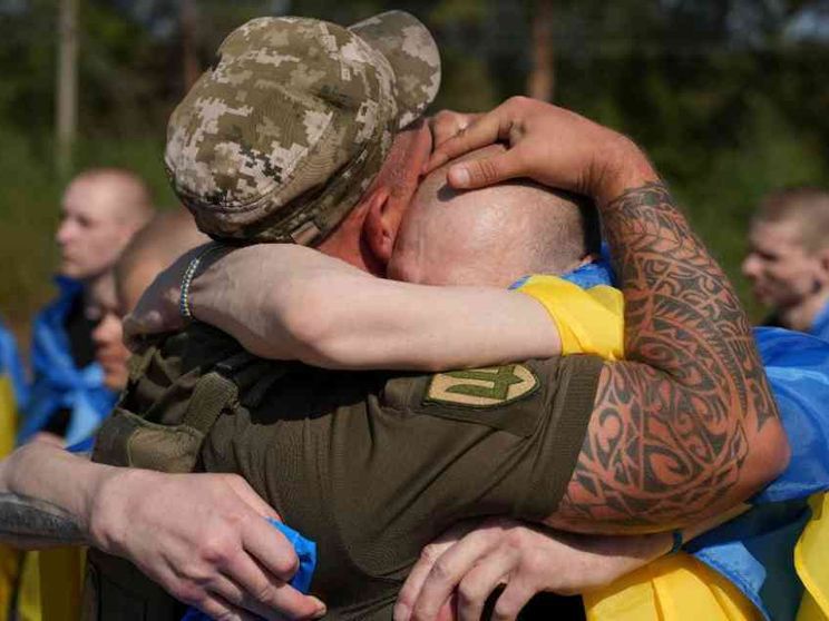 L'abbraccio al figlio perduto e ritrovato