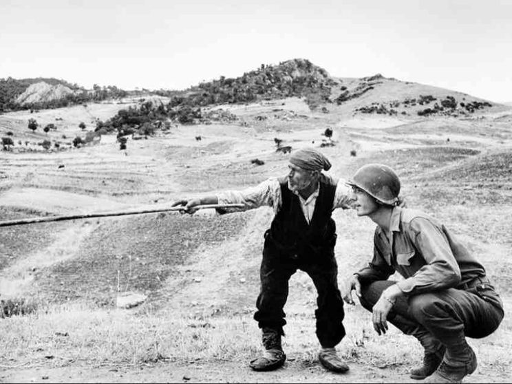 Il contadino siciliano e la strada che indica Capa