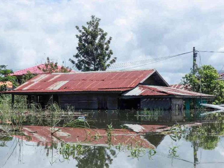 Il tifone mette in ginocchio il Myanmar: quasi 300 morti. Rara richiesta di aiuto
