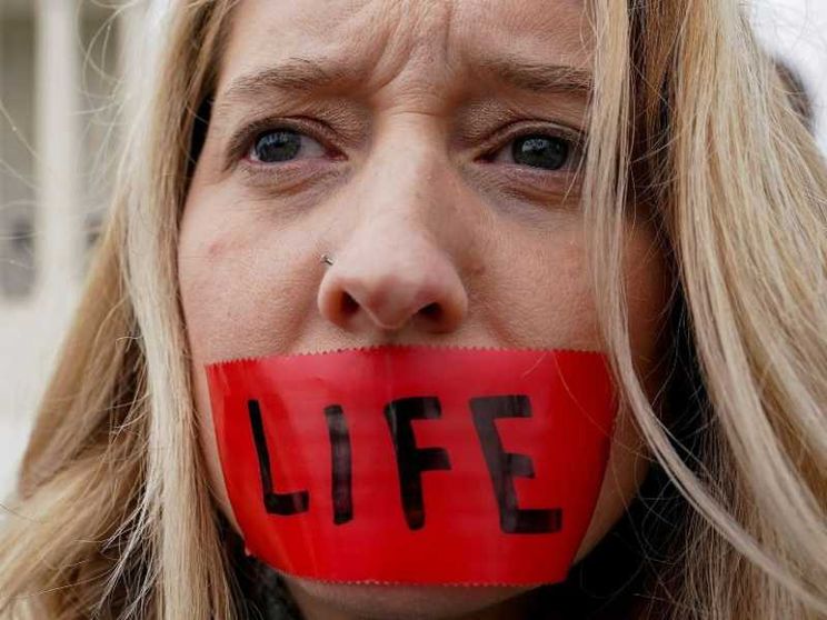 Via libera alle “zone cuscinetto”: vietato pregare vicino ai centri abortivi