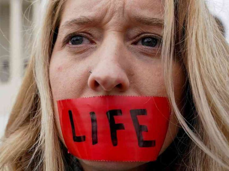 Via libera alle “zone cuscinetto”: vietato pregare vicino ai centri abortivi