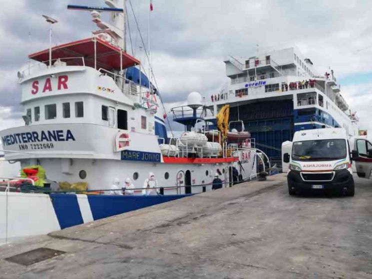 L'ultimo diktat contro le navi Ong: «In mare senza mezzi di soccorso»