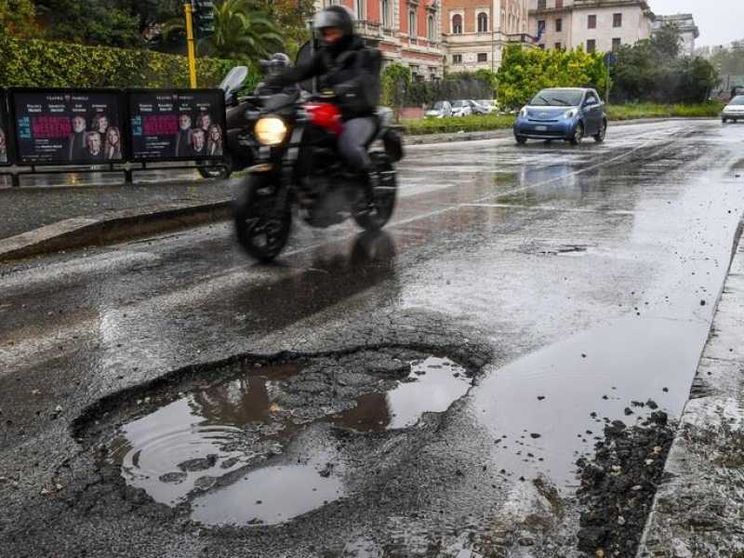 Strade colabrodo: un decreto (e un'idea) contro le buche