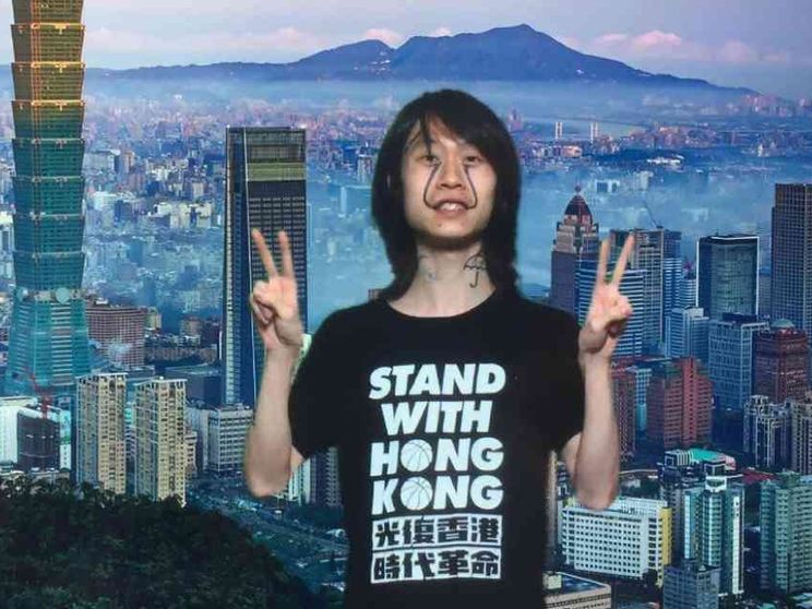 Una t-shirt ribelle costa 14 mesi di carcere a un attivista per la libertà