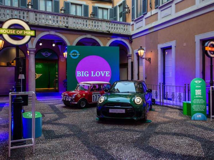 Un viaggio nel tempo per l'icona Mini che compie 65 anni