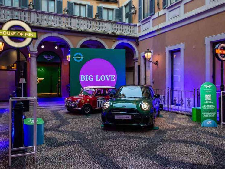 Un viaggio nel tempo per l'icona Mini che compie 65 anni