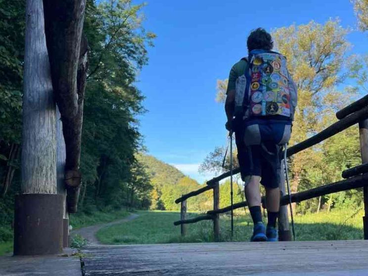 Lavorare, camminando: lo “Smart walking” di Davide sulla Via delle sorelle
