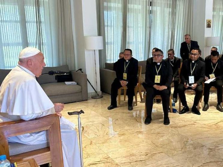 Francesco ai gesuiti: date una testimonianza con coraggio e prudenza