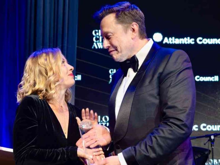 Musk premia la Meloni "patriottica". E lei: «Occidente, sveglia»