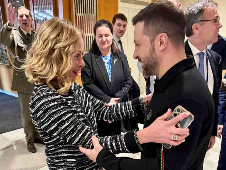 Meloni a Zelensky: «Continueremo ad essere al tuo fianco»