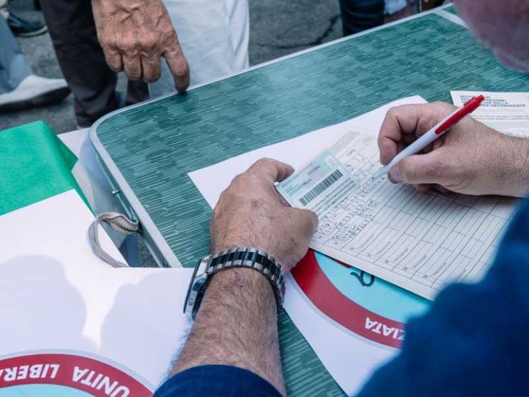 La sfida all'Autonomia: 1,3 milioni di firme per cancellare la legge