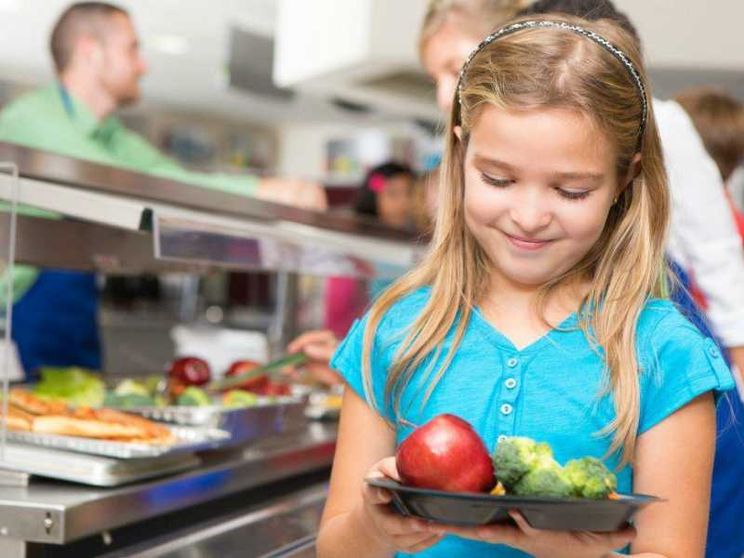 Lo spreco alimentare si combatte in mensa, a scuola come in azienda