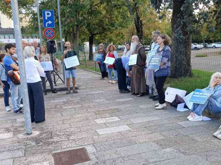 La “preghiera per la vita”: testimonianza contro l’aborto o «subdola violenza»?