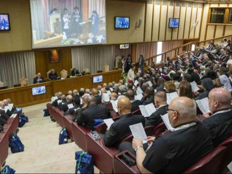 Il Sinodo si apre “in ginocchio”