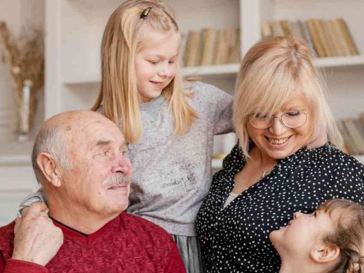 Gli adolescenti italiani: «Nonni tranquilli, a voi pensiamo noi»