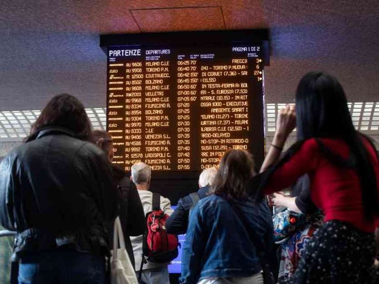 Caos trasporti, cancellati oltre 100 treni