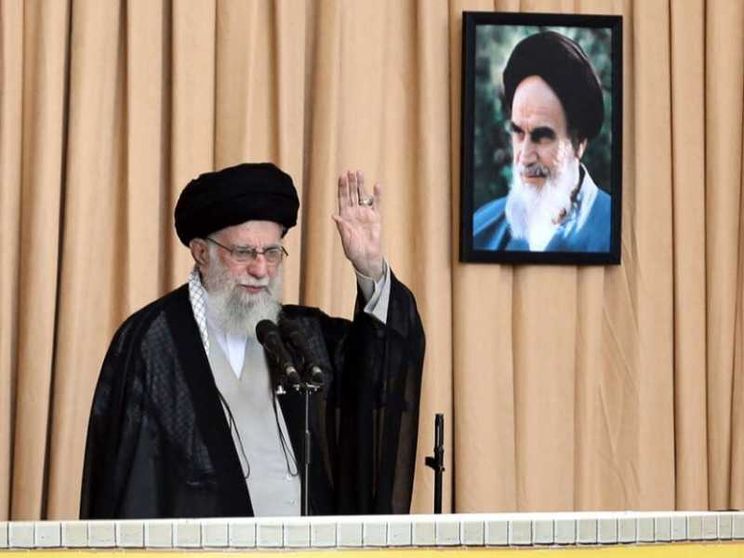 Khamenei ricompare in piazza col fucile: se necessario colpiremo ancora