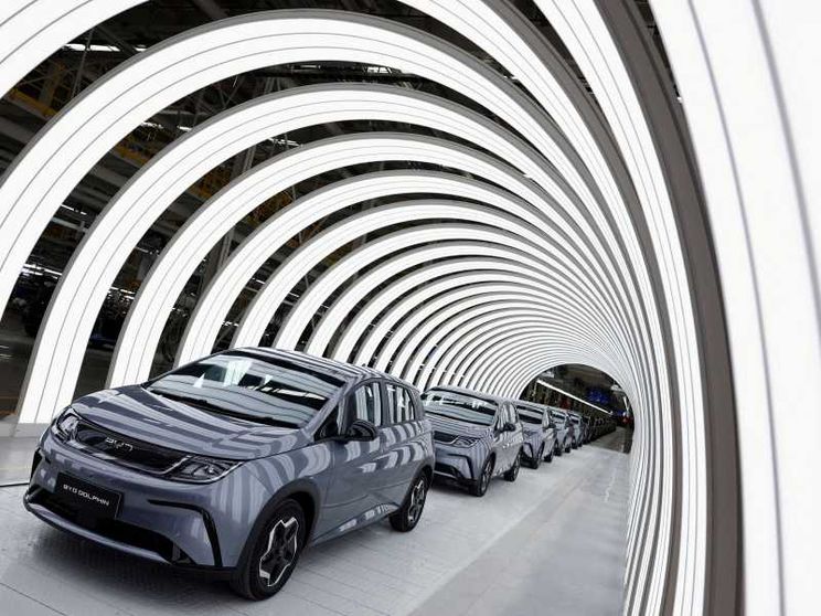 L'Europa si spacca sui dazi Ue alle auto elettriche cinesi