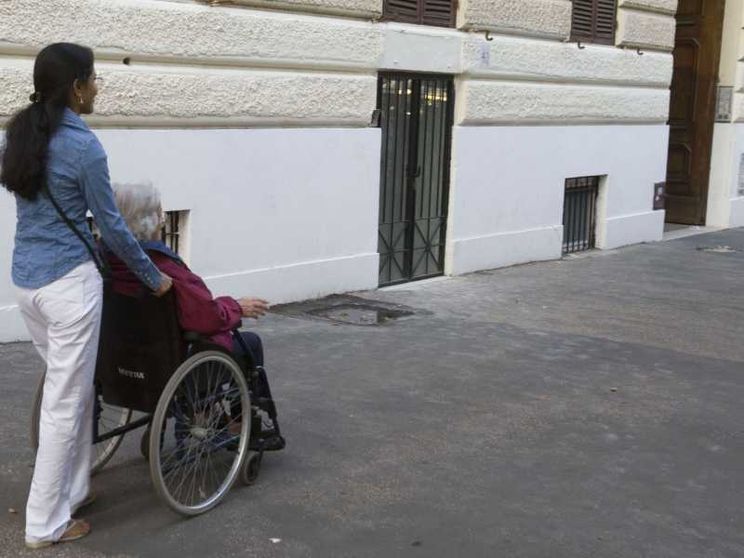 Anche colf e badanti hanno famiglia: molte lasciano per stare con i genitori